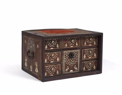 Petit cabinet de voyage marqueté de fauconniers,...