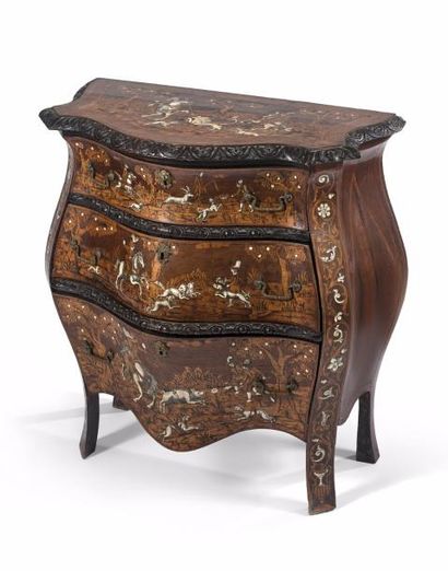 Petite commode galbée ouvrant par trois tiroirs,...