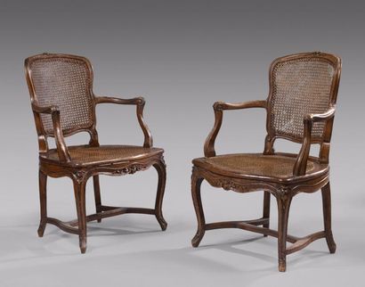 Paire de fauteuils en cabriolet en bois naturel...