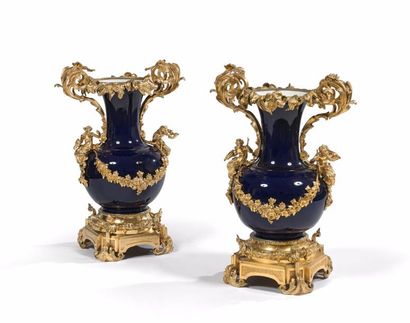 Paire de vases en porcelaine bleu lapis de...