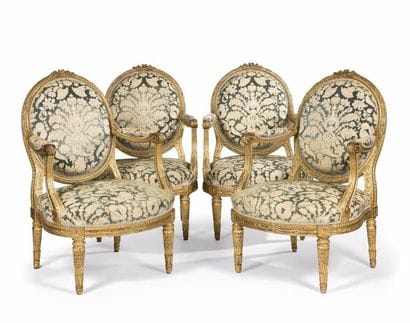 Salon comprenant quatre fauteuils meublant...
