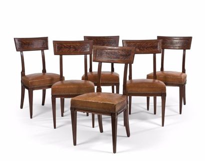 Suite de six chaises à dossier bandeau, en...