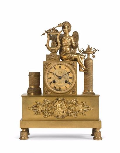 Pendule en bronze et laiton dorés et ciselé...