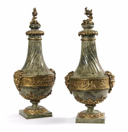 Paire de vases de forme balustre sur base...