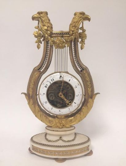 Pendule en forme de lyre en bronze doré,...