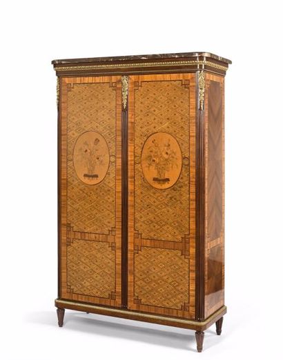 Armoire en acajou et placage d'acajou, ouvrant...