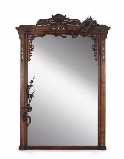 Grand miroir à fronton en bois mouluré, gravé,...