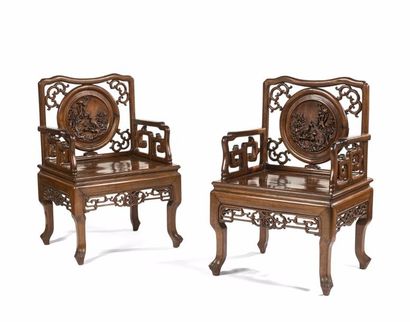 Paire de fauteuils en bois exotique brun...