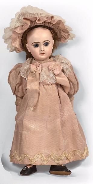 Poupée tête en porcelaine, bouche fermée,...