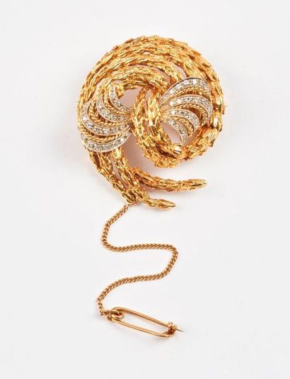 Broche tourbillon or jaune (750) ornée d'un...