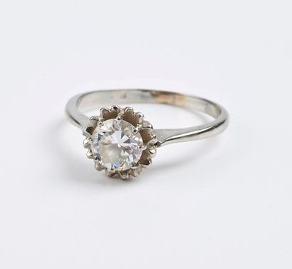 Bague solitaire en or gris (750) ornée d’un...