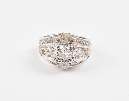 Bague dôme ajourée en or gris (750) et platine...
