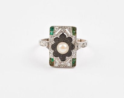 Bague en platine (850) de forme rectangulaire...