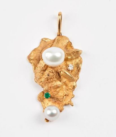 Pendentif façon pépite brute en or jaune...