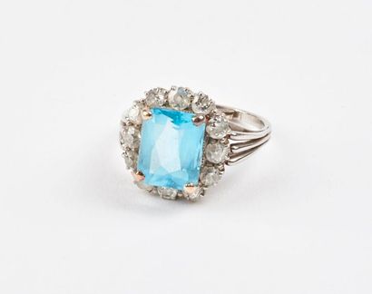 Bague en platine (850) centrée d’une topaze...