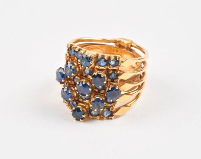 Bague en or jaune (750) formée de cinq filins...