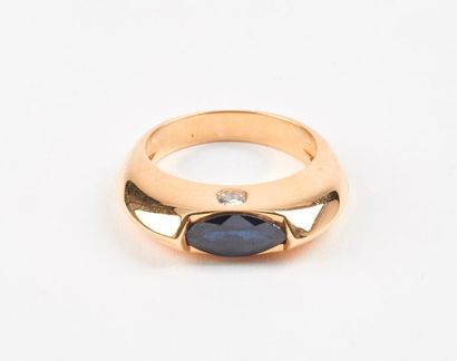 Bague jonc en or jaune (750) ornée d'un saphir...