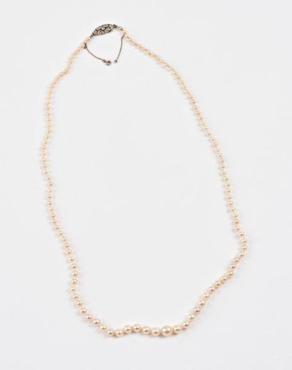 Collier de perles blanches probablement fines,...