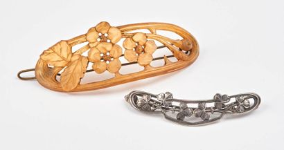 Lot de deux barrettes à motif végétal ajouré...