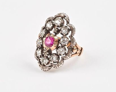 Bague en or jaune (750) et argent (800) centrée...
