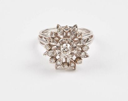 Bague fleur en or gris (750) ornée de petits...