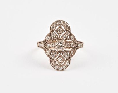 Bague de forme quadrilobée allongée en or...