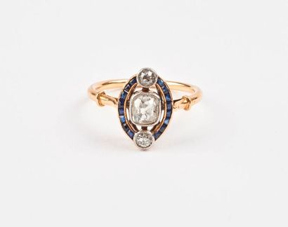Petite bague en or jaune (750) de forme marquise...