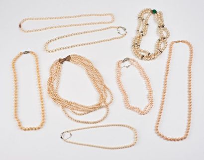 Lot comprenant : 

- Un collier de perles...