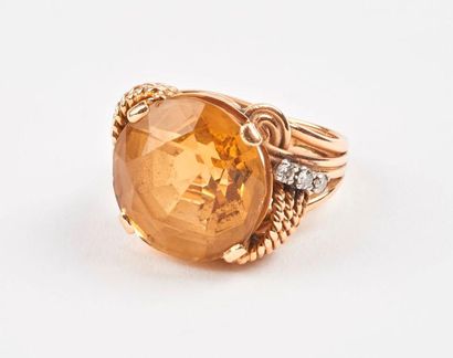 Importante bague en or jaune (750) et platine...