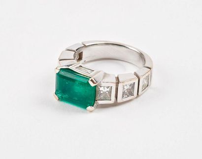 Bague en or blanc (750) ornée d'une émeraude...