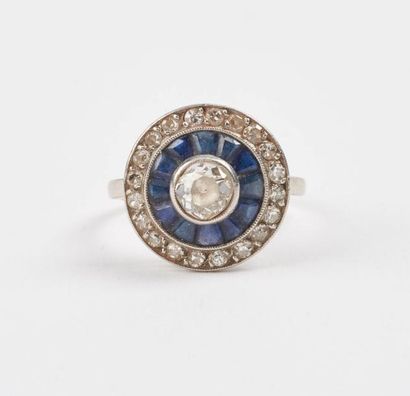 Bague en or gris (750) centrée d'un diamant...