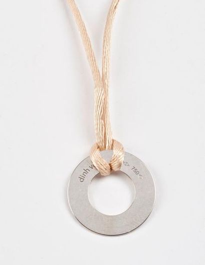 DINH VAN


Pendentif cible en or gris (750).

Poids...
