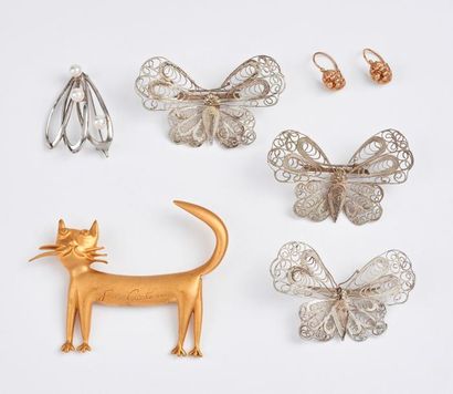 Ensemble de bijoux comprenant :

- une broche...