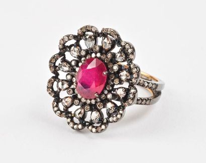 Bague fleur ajourée en argent noirci et vermeil...