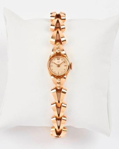 LIP


Montre bracelet de dame en or jaune...