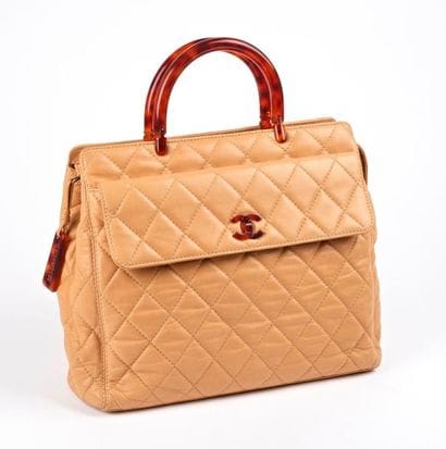 CHANEL


Sac en cuir beige matelassé, à deux...