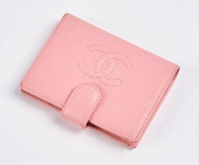 CHANEL


Portefeuille en cuir caviar rose....