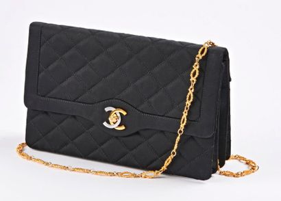 CHANEL


Sac du soir en satin noir damassé.

Fermeture...