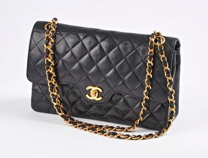 CHANEL, Timeless


Sac en cuir noir matelassé.

Fermeture...