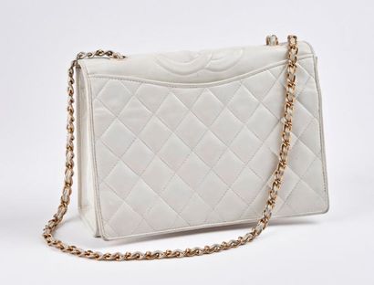 CHANEL


Sac de dame en cuir blanc matelassé.

Fermoir...
