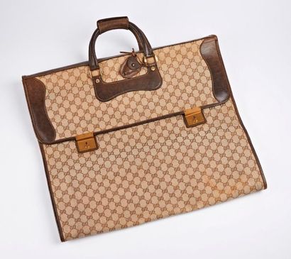 GUCCI


Housse porte-habits en toile beige...