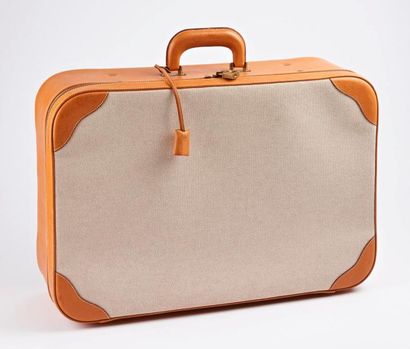 HERMÈS Paris made in France


Valise semi-rigide...