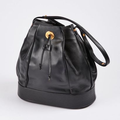 LANVIN


Sac de dame de forme seau en cuir...