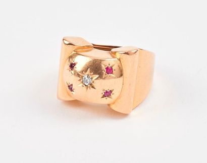 Bague chevalière à deux épaulements en or...