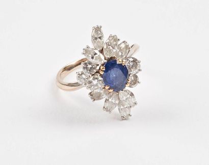 Bague en or gris (750) et platine (950) centrée...