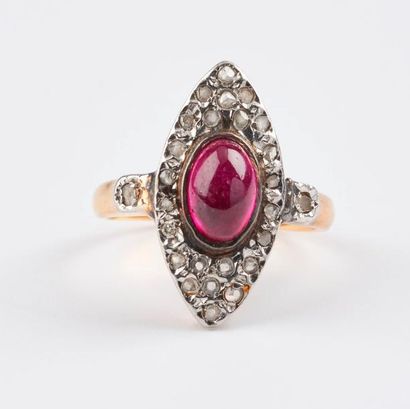 Bague marquise en or jaune (750) et platine...