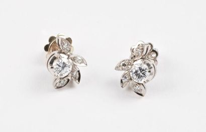 Paire de clous d'oreille en or gris (750)...