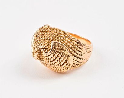 Bague dôme en or jaune (750) à motif de cordages....