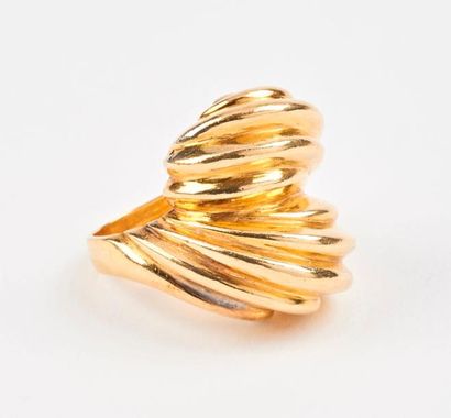 Importante bague en or jaune (750) à motifs...