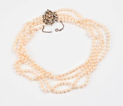 Collier à quatre rangs de perles de culture...
